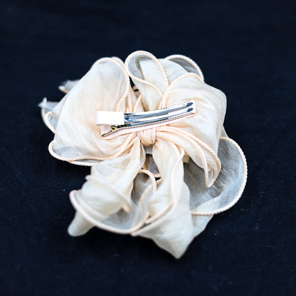 BOW ALLIGATOR PIN