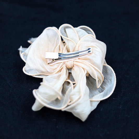 BOW ALLIGATOR PIN