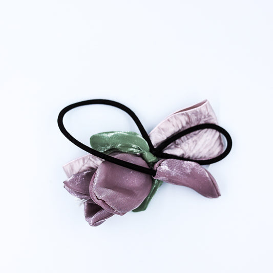 BOW ALLIGATOR PIN