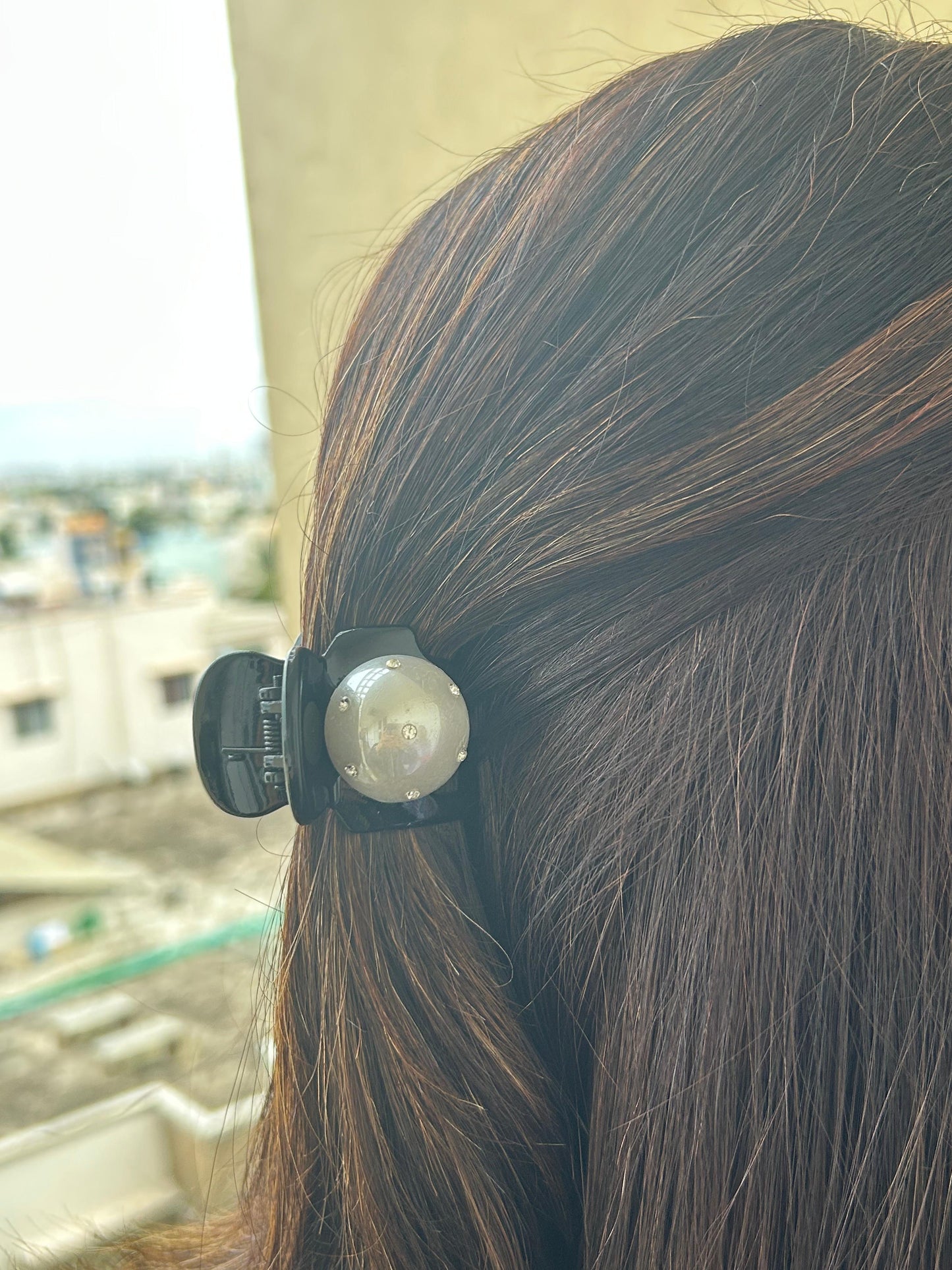 PEARL HAIR CLUTCH