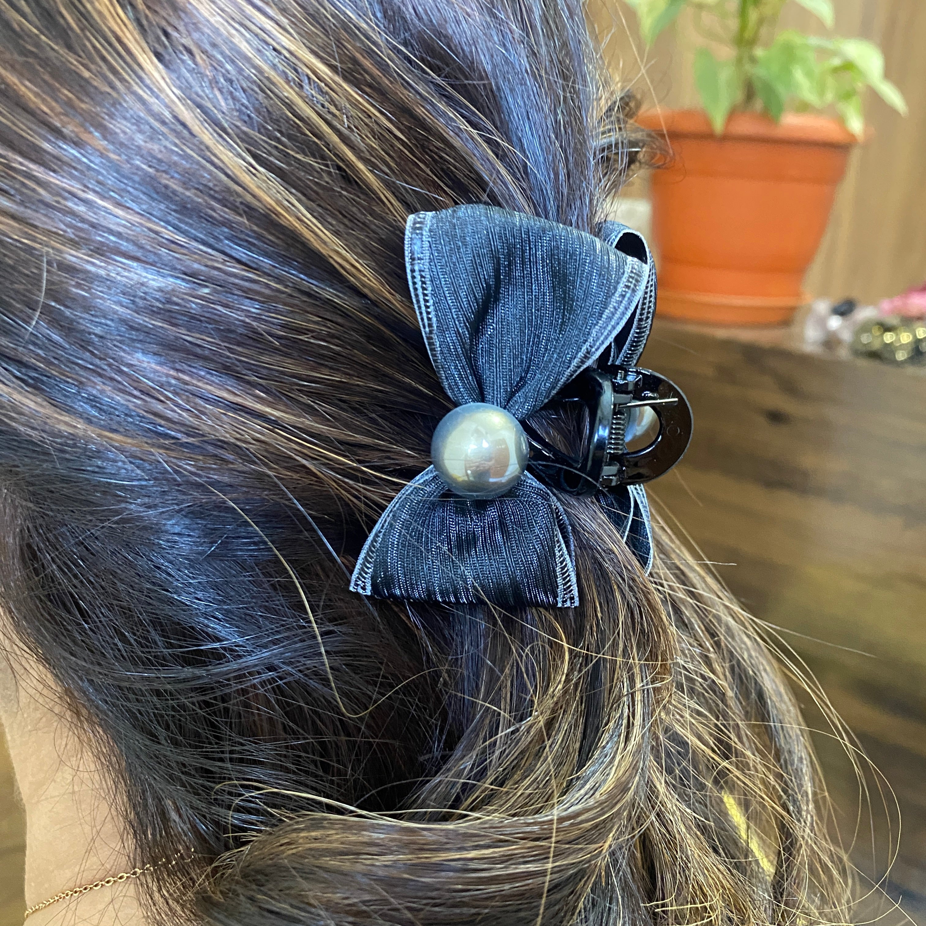 Bow Clutch with Pearl - Silver Black